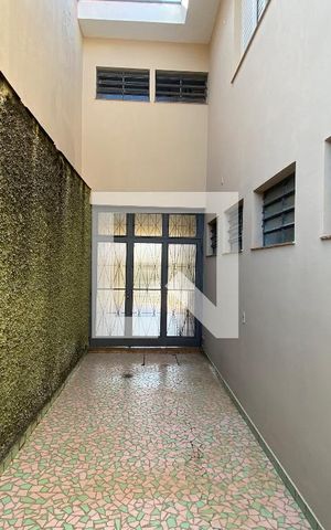 Casa à venda com 230m², 6 quartos e 4 vagas Casa à venda com 230m², 6 quartos e 4 vagasQuintal