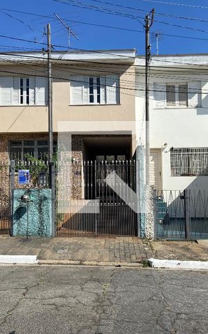 Casa à venda com 230m², 6 quartos e 4 vagas Casa à venda com 230m², 6 quartos e 4 vagasFachada