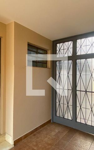Casa à venda com 230m², 6 quartos e 4 vagas Casa à venda com 230m², 6 quartos e 4 vagasEntrada