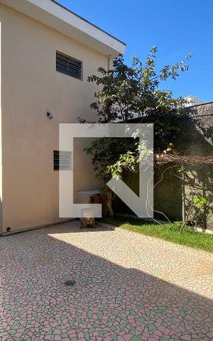 Casa à venda com 230m², 6 quartos e 4 vagas Casa à venda com 230m², 6 quartos e 4 vagasQuintal