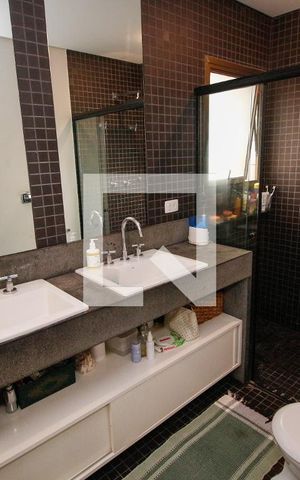 Apartamento à venda com 340m², 5 quartos e 4 vagasBanheiro da Suíte 1