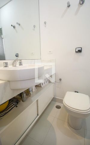 Apartamento à venda com 340m², 5 quartos e 4 vagas Apartamento à venda com 340m², 5 quartos e 4 vagasBanheiro da Suíte 4