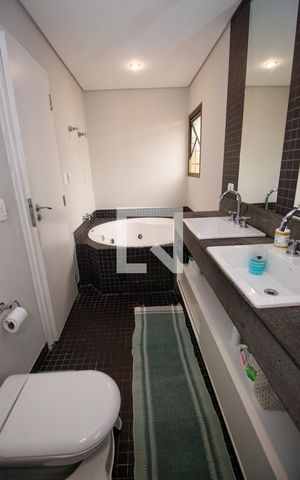 Apartamento à venda com 340m², 5 quartos e 4 vagasBanheiro da Suíte 1