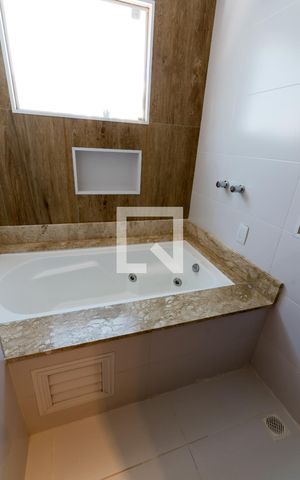Casa de condomínio para alugar com 164m², 3 quartos e 2 vagasBanheiro da Suíte - banheira
