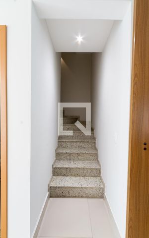 Casa de condomínio para alugar com 164m², 3 quartos e 2 vagasEscada