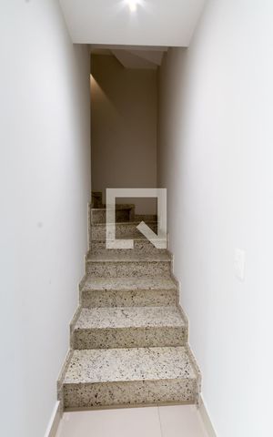 Casa de condomínio para alugar com 164m², 3 quartos e 2 vagasEscada