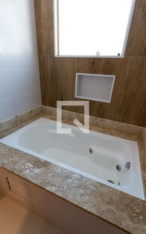 Casa de condomínio para alugar com 164m², 3 quartos e 2 vagasBanheiro da Suíte - banheira