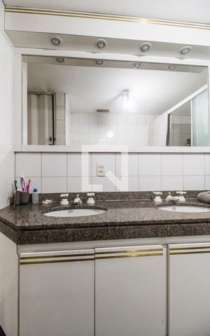 Apartamento à venda com 164m², 4 quartos e 2 vagas Apartamento à venda com 164m², 4 quartos e 2 vagasBanheiro da Suíte
