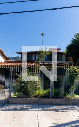 Casa à venda com 295m², 6 quartos e 2 vagasFachada