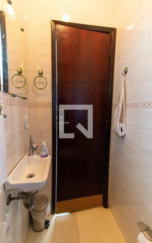 Casa à venda com 295m², 6 quartos e 2 vagasBanheiro de Serviço