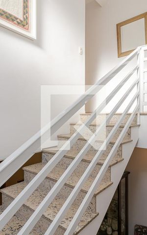 Casa à venda com 230m², 4 quartos e 4 vagas Casa à venda com 230m², 4 quartos e 4 vagasEscadas