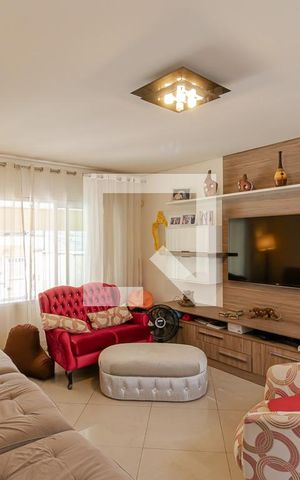 Casa à venda com 230m², 4 quartos e 4 vagas Casa à venda com 230m², 4 quartos e 4 vagasSala de Estar