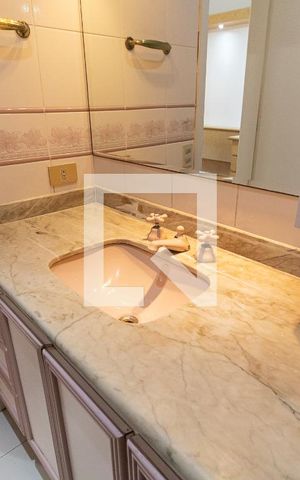 Apartamento para alugar com 180m², 4 quartos e 3 vagas Apartamento para alugar com 180m², 4 quartos e 3 vagasBanheiro da Suíte 2