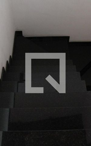 Casa para alugar com 200m², 3 quartos e 4 vagasEscada de acesso