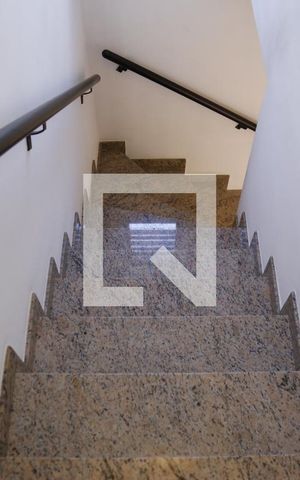 Casa para alugar com 135m², 4 quartos e 2 vagasEscada