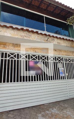 Casa à venda com 209m², 3 quartos e 2 vagas Casa à venda com 209m², 3 quartos e 2 vagasFachada
