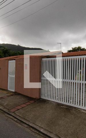Casa à venda com 710m², 4 quartos e 4 vagas Casa à venda com 710m², 4 quartos e 4 vagasFachada