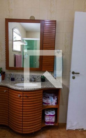 Casa à venda com 710m², 4 quartos e 4 vagas Casa à venda com 710m², 4 quartos e 4 vagasBanheiro