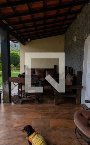 Casa à venda com 710m², 4 quartos e 4 vagas Casa à venda com 710m², 4 quartos e 4 vagasVaranda