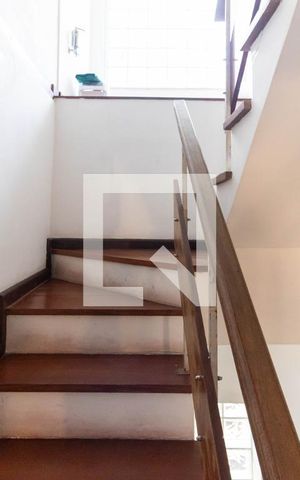 Casa de condomínio à venda com 354m², 5 quartos e 2 vagasEscadas