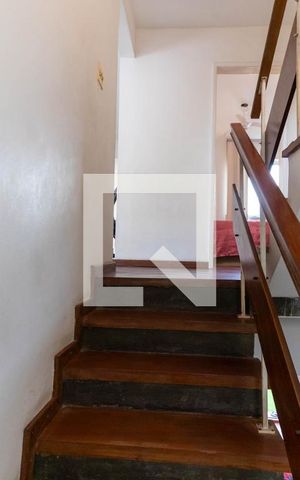 Casa de condomínio à venda com 354m², 5 quartos e 2 vagasEscadas