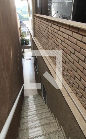 Casa para alugar com 300m², 2 quartos e 2 vagasEscada