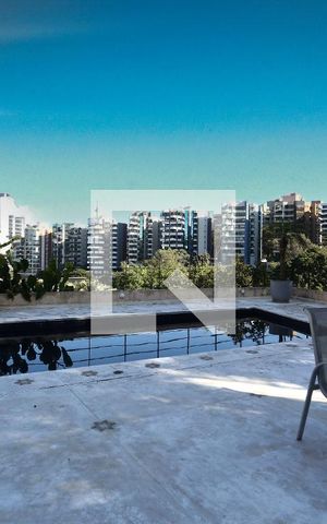 Casa de condomínio à venda com 330m², 3 quartos e 3 vagasVaranda / Quintal / Piscina