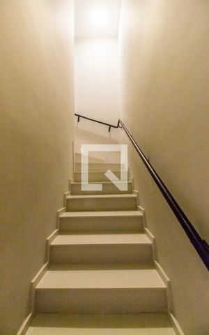Casa de condomínio à venda com 152m², 3 quartos e 3 vagas Casa de condomínio à venda com 152m², 3 quartos e 3 vagasEscada