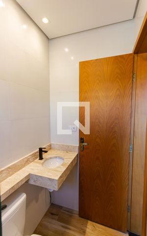 Casa à venda com 131m², 3 quartos e 2 vagas Casa à venda com 131m², 3 quartos e 2 vagasBanheiro da Suíte