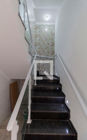 Casa à venda com 430m², 3 quartos e 4 vagas Casa à venda com 430m², 3 quartos e 4 vagasEscada