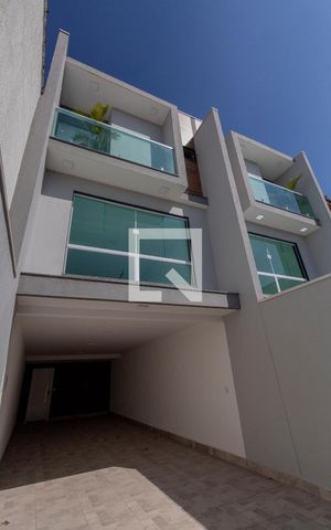 Casa à venda com 430m², 3 quartos e 4 vagas Casa à venda com 430m², 3 quartos e 4 vagasFachada Interna