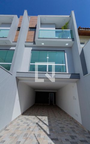 Casa à venda com 430m², 3 quartos e 4 vagas Casa à venda com 430m², 3 quartos e 4 vagasFachada Interna
