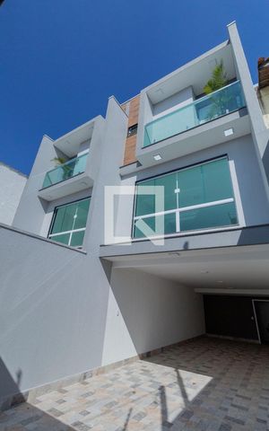Casa à venda com 430m², 3 quartos e 4 vagas Casa à venda com 430m², 3 quartos e 4 vagasFachada Interna