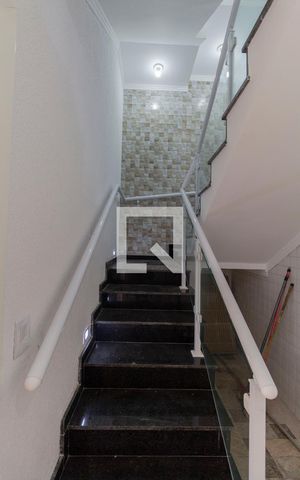 Casa à venda com 430m², 3 quartos e 4 vagas Casa à venda com 430m², 3 quartos e 4 vagasEscada