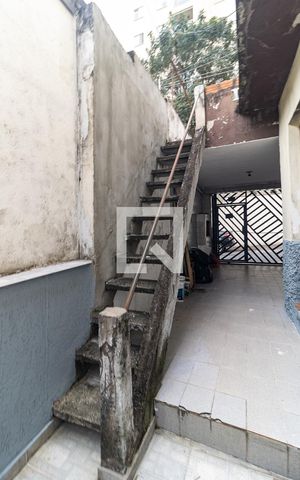 Casa à venda com 100m², 3 quartos e 1 vaga Casa à venda com 100m², 3 quartos e 1 vagaEscada