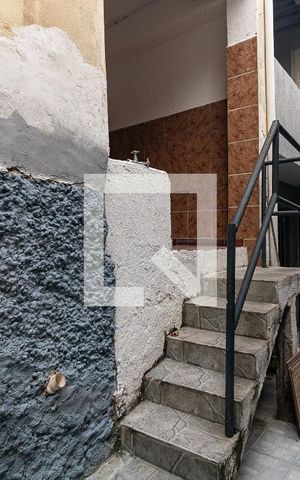 Casa à venda com 100m², 3 quartos e 1 vaga Casa à venda com 100m², 3 quartos e 1 vagaEscada