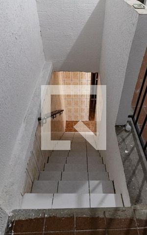 Casa à venda com 100m², 3 quartos e 1 vaga Casa à venda com 100m², 3 quartos e 1 vagaEscada