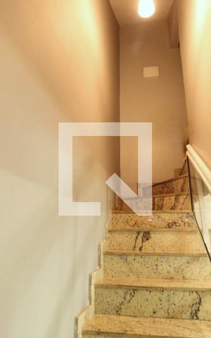 Casa de condomínio à venda com 68m², 2 quartos e 1 vagaEscada