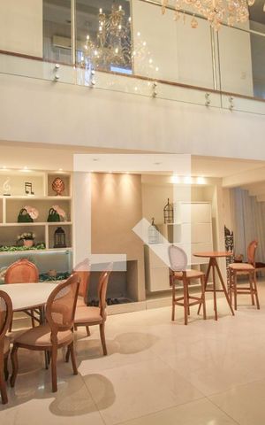Casa à venda com 590m², 4 quartos e 4 vagas Casa à venda com 590m², 4 quartos e 4 vagasSala
