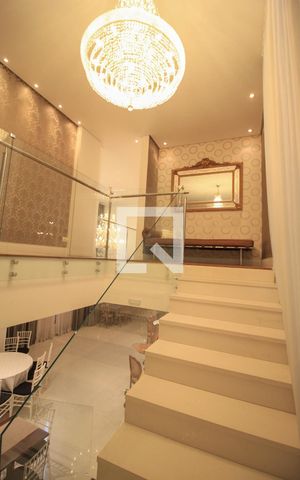Casa à venda com 590m², 4 quartos e 4 vagas Casa à venda com 590m², 4 quartos e 4 vagasEscada