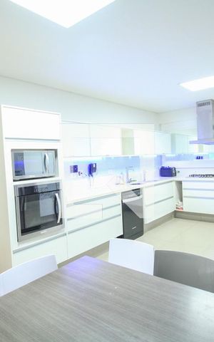 Casa à venda com 590m², 4 quartos e 4 vagas Casa à venda com 590m², 4 quartos e 4 vagasCozinha