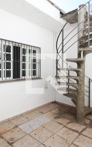 Casa à venda com 204m², 4 quartos e 2 vagas Casa à venda com 204m², 4 quartos e 2 vagasEscada