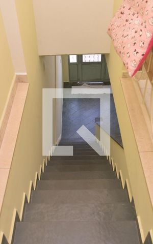 Casa à venda com 256m², 3 quartos e 3 vagasEscada