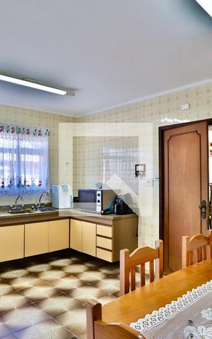 Casa à venda com 210m², 3 quartos e 4 vagas Casa à venda com 210m², 3 quartos e 4 vagasCozinha
