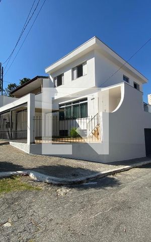 Casa à venda com 210m², 3 quartos e 4 vagas Casa à venda com 210m², 3 quartos e 4 vagasFachada