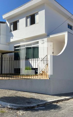 Casa à venda com 210m², 3 quartos e 4 vagas Casa à venda com 210m², 3 quartos e 4 vagasFachada