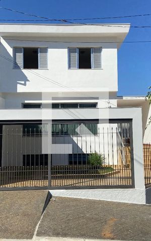 Casa à venda com 210m², 3 quartos e 4 vagas Casa à venda com 210m², 3 quartos e 4 vagasFachada