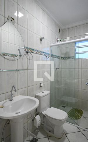 Casa para alugar com 80m², 2 quartos e sem vaga Casa para alugar com 80m², 2 quartos e sem vagaBanheiro social