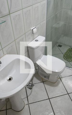 Casa para alugar com 80m², 2 quartos e sem vaga Casa para alugar com 80m², 2 quartos e sem vagaBanheiro social
