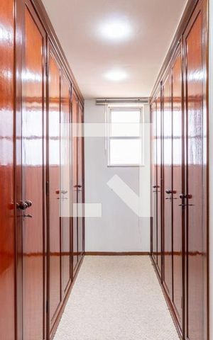 Apartamento à venda com 240m², 4 quartos e 3 vagas Apartamento à venda com 240m², 4 quartos e 3 vagasCloset